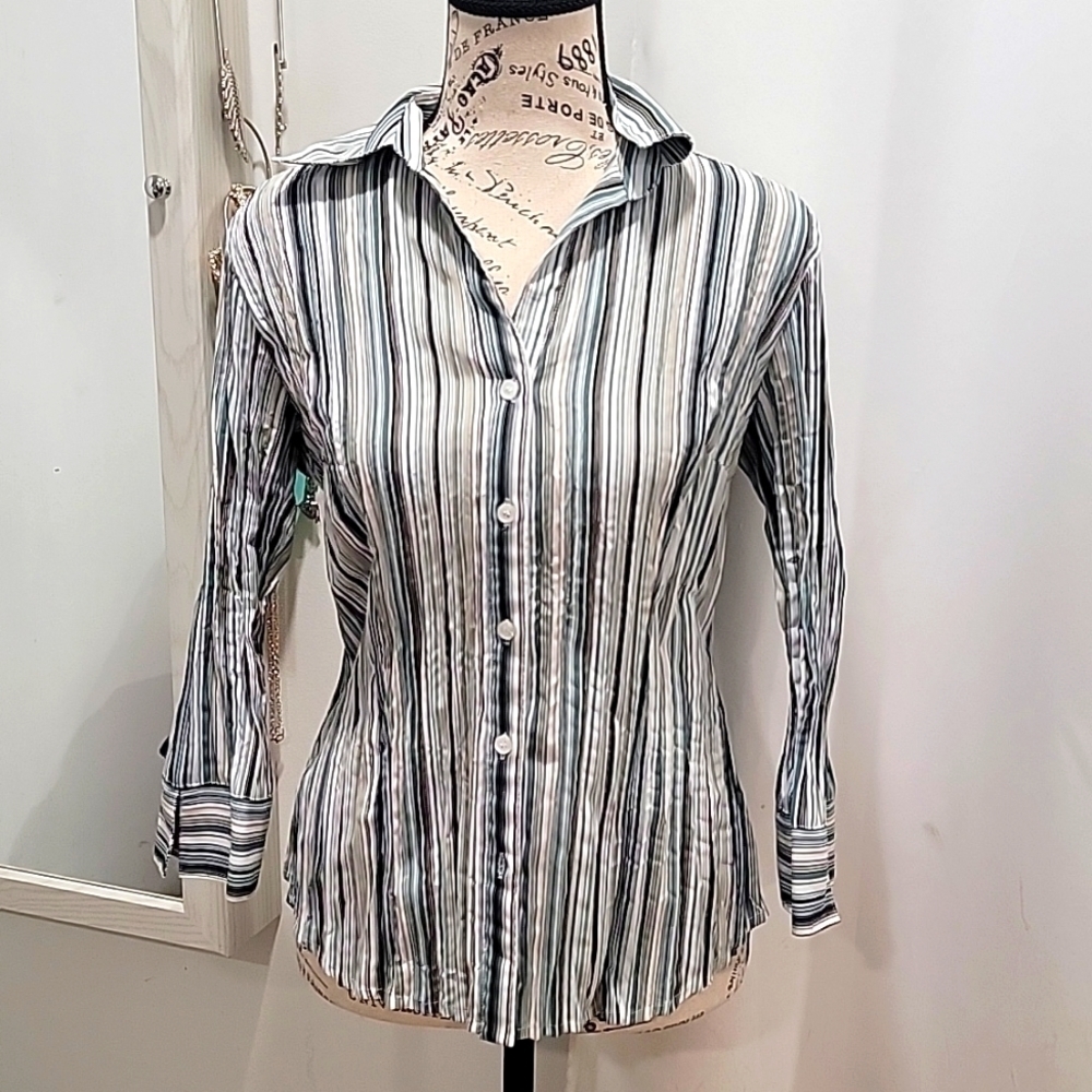 Academia APT. 9 Button Down Stretch Blouse Small. B114